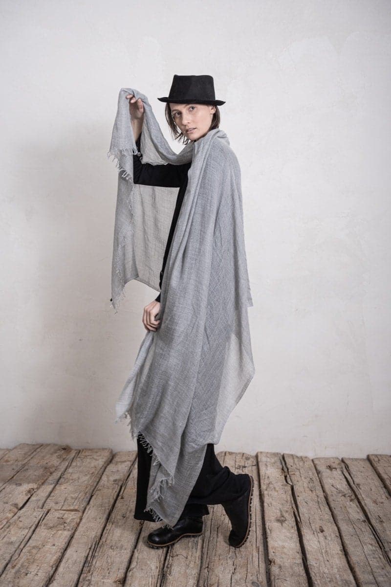 Faliero Sarti | Dianetta M | Einzigartiger Kaschmir-Seiden-Schal in grau