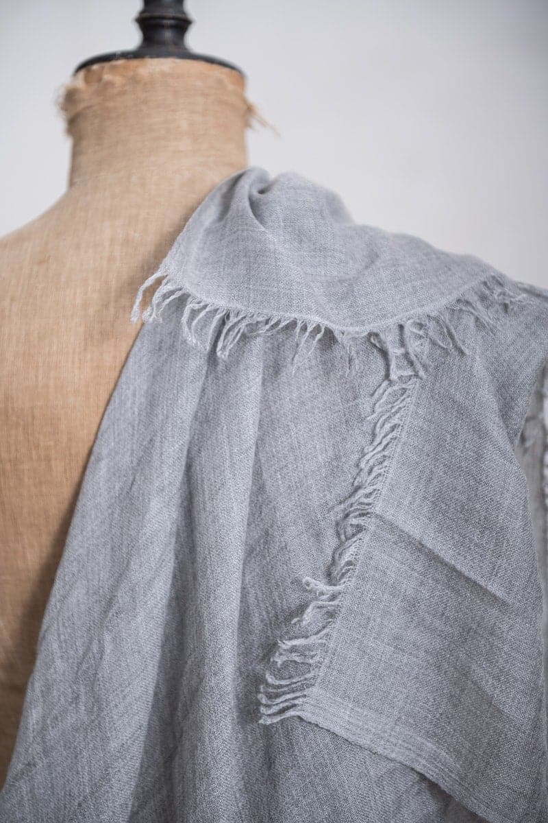 Faliero Sarti | Dianetta M | Einzigartiger Kaschmir-Seiden-Schal in grau