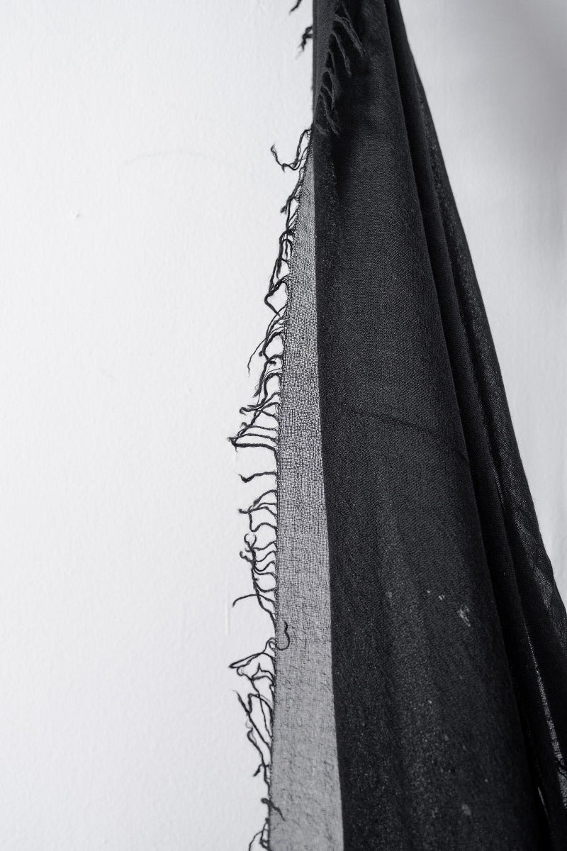 Faliero Sarti | Enrica | Quadratischer, schwarzer Schal aus Seide-Kaschmir mit Fransen