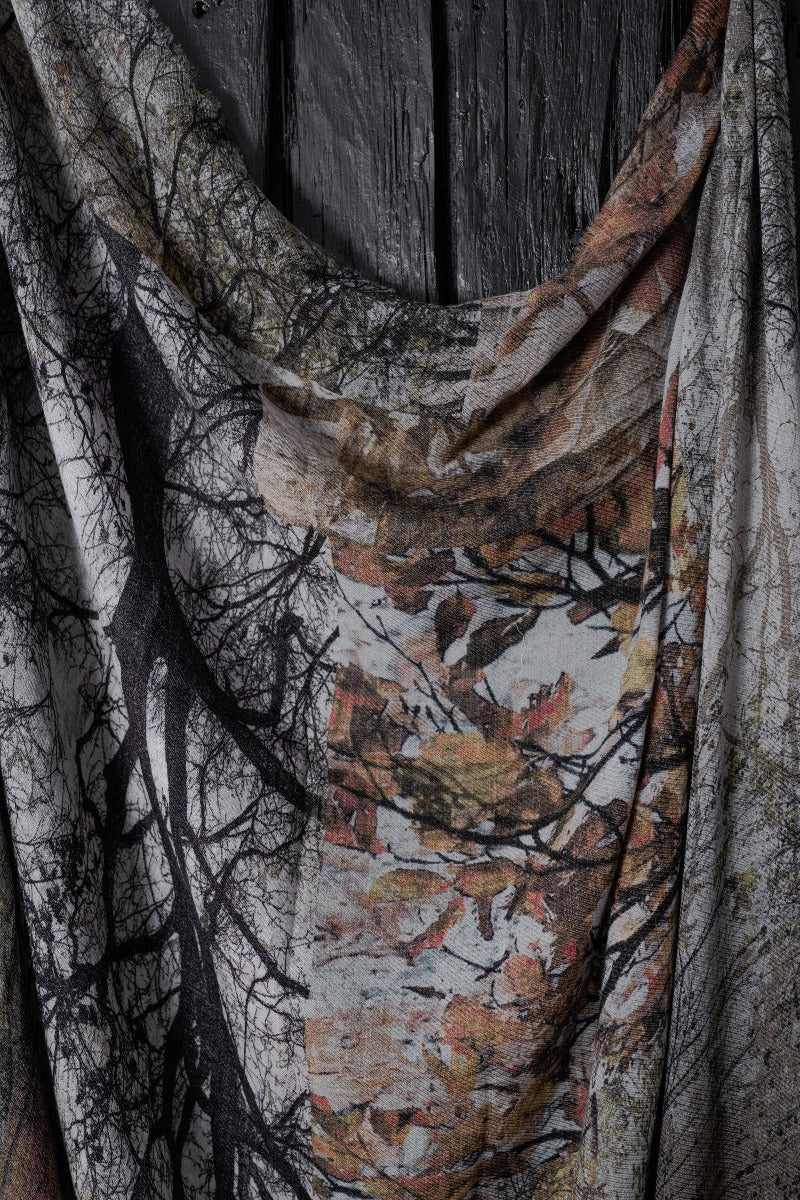 Faliero Sarti | Forest | Besonderer Schal aus Wolle-Kaschmir mit Wald-Print in Braun