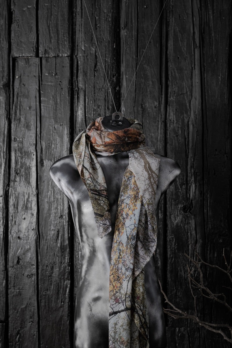 Faliero Sarti | Forest | Besonderer Schal aus Wolle-Kaschmir mit Wald-Print in Braun