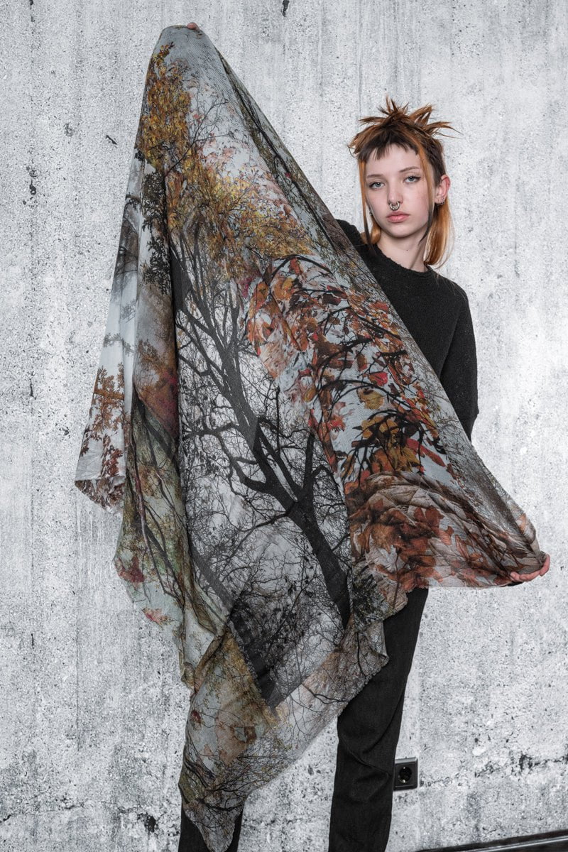 Faliero Sarti | Forest | Besonderer Schal aus Wolle-Kaschmir mit Wald-Print in Braun