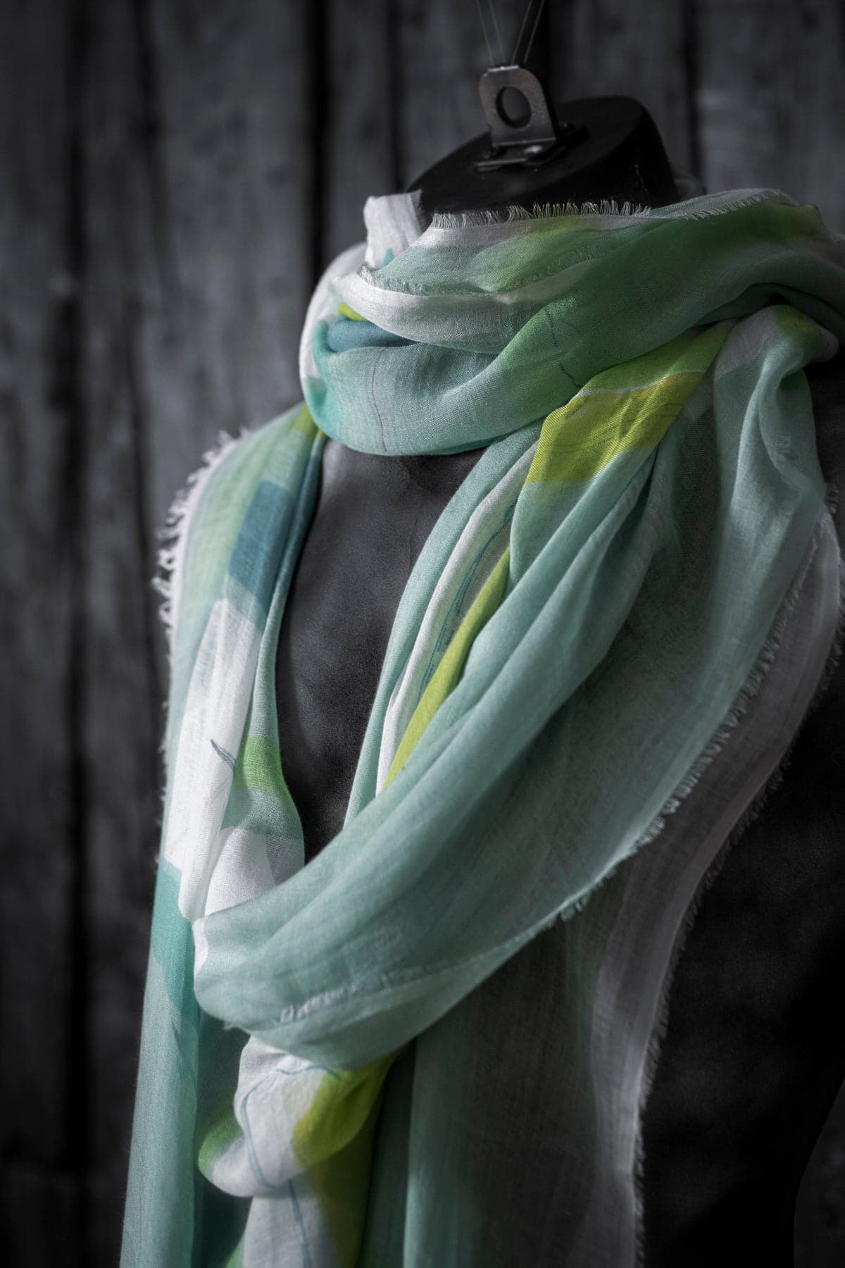 Faliero Sarti | Frizzante | Ein ausgefallener Schal für Damen und ein buntes Tuch zum Umhängen aus Seide in grün