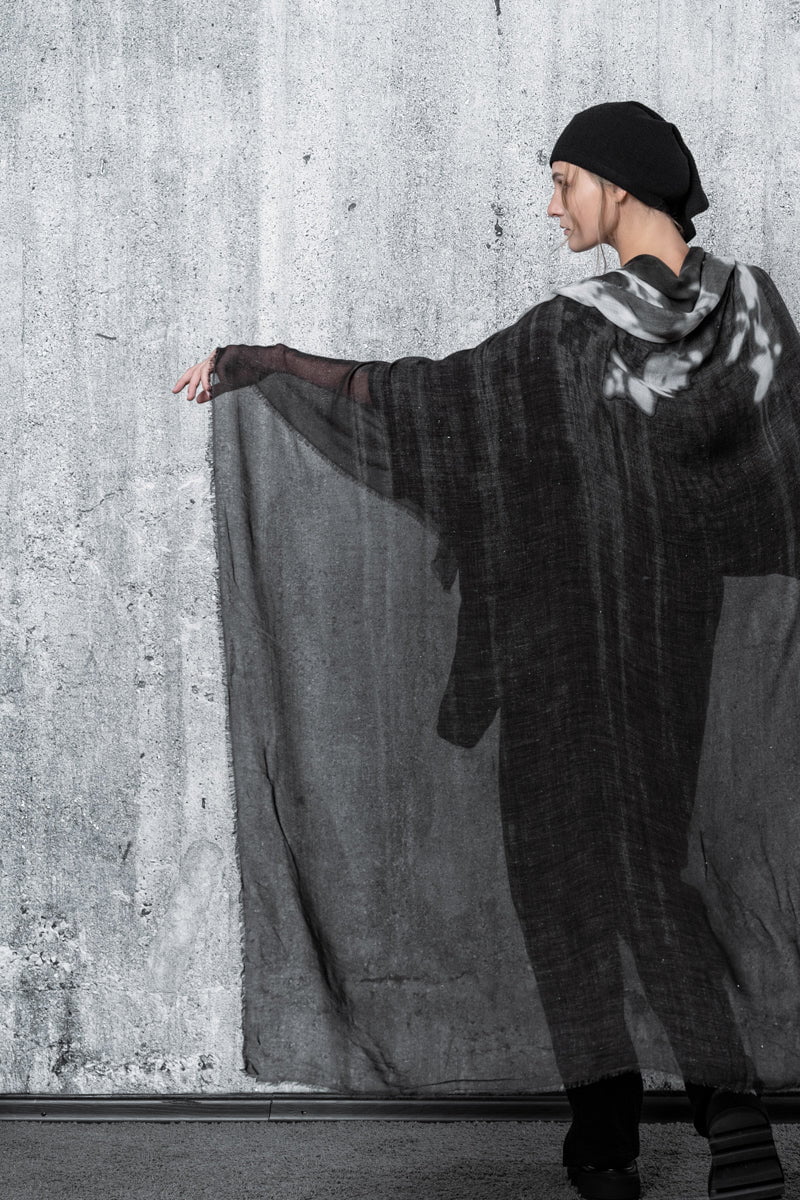 Faliero Sarti | Gialer | Großer, feiner Schal mit Blattmuster in Schwarz/Weiß