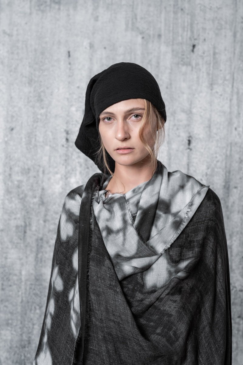 Faliero Sarti | Gialer | Großer, feiner Schal mit Blattmuster in Schwarz/Weiß