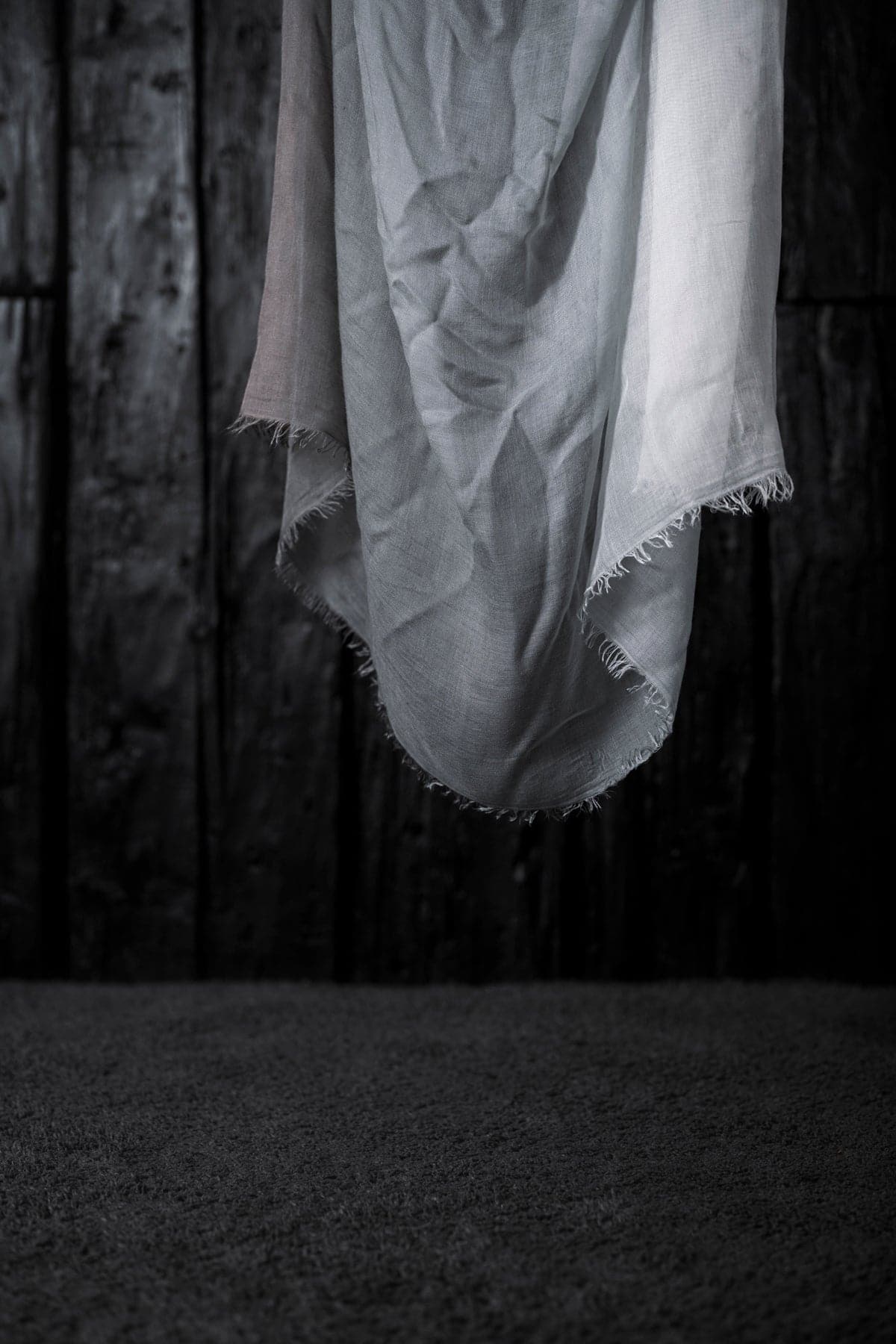 Faliero Sarti | Ginevra | Großer, eleganter Seidenschal für Frühling und Sommer in Hellgrau