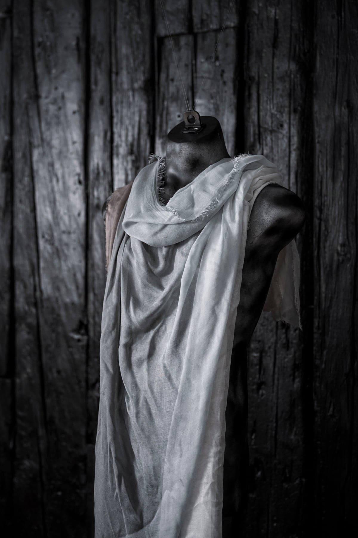 Faliero Sarti | Ginevra | Großer, eleganter Seidenschal für Frühling und Sommer in Hellgrau