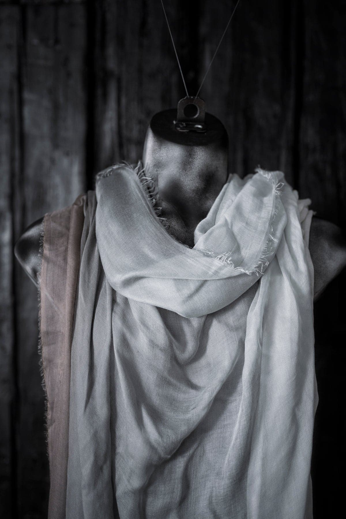 Faliero Sarti | Ginevra | Großer, eleganter Seidenschal für Frühling und Sommer in Hellgrau