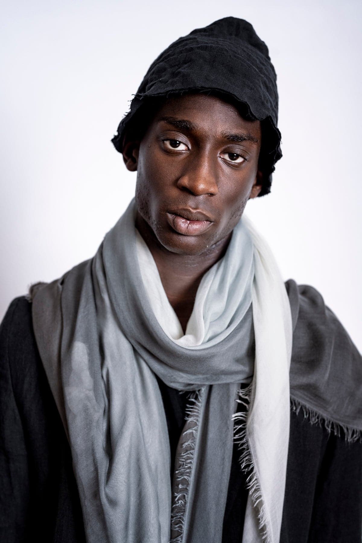 Faliero Sarti | Ginevra | Großer, eleganter Seidenschal für Frühling und Sommer in Hellgrau