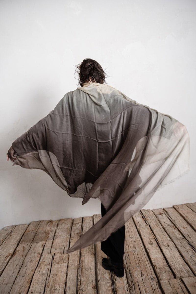 Faliero Sarti | Ginevra | Großer Seidenschal für den Sommer in sand