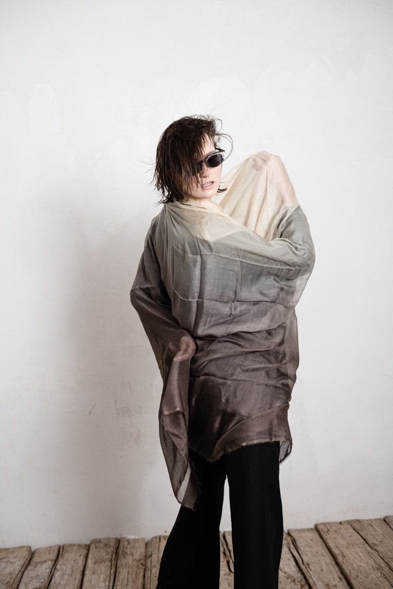 Faliero Sarti | Ginevra | Großer Seidenschal für den Sommer in sand