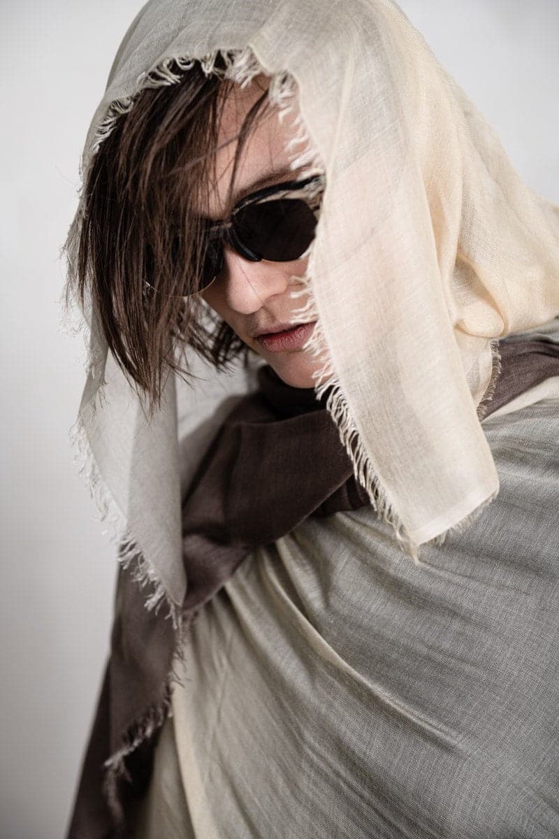 Faliero Sarti | Ginevra | Großer Seidenschal für den Sommer in sand