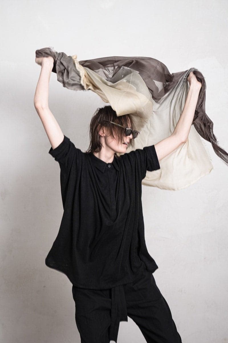 Faliero Sarti | Ginevra | Großer Seidenschal für den Sommer in sand