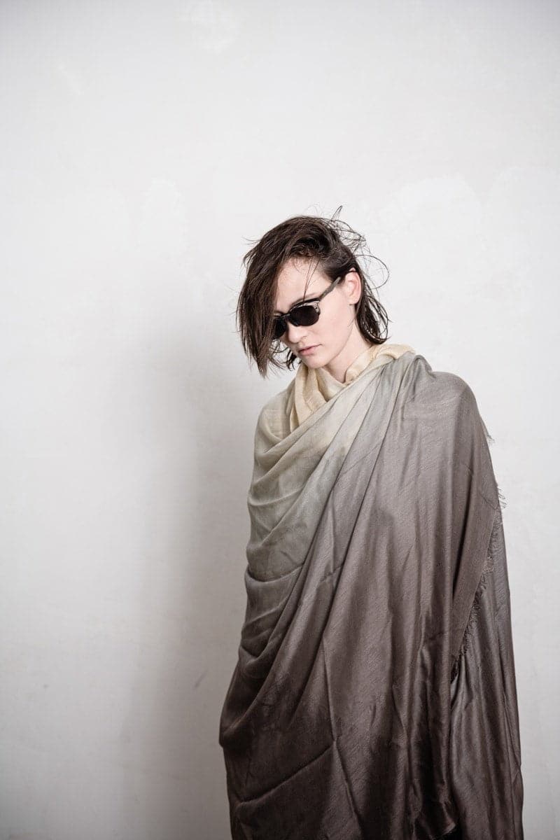 Faliero Sarti | Ginevra | Großer Seidenschal für den Sommer in sand