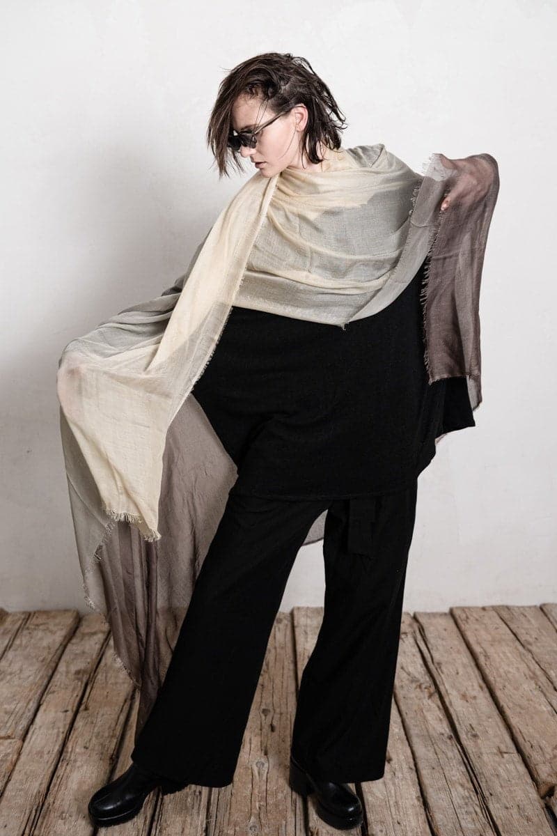 Faliero Sarti | Ginevra | Großer Seidenschal für den Sommer in sand