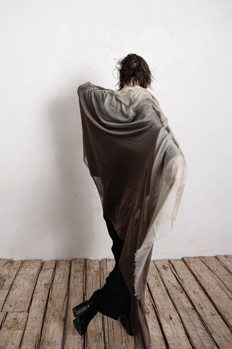 Faliero Sarti | Ginevra | Großer Seidenschal für den Sommer in sand