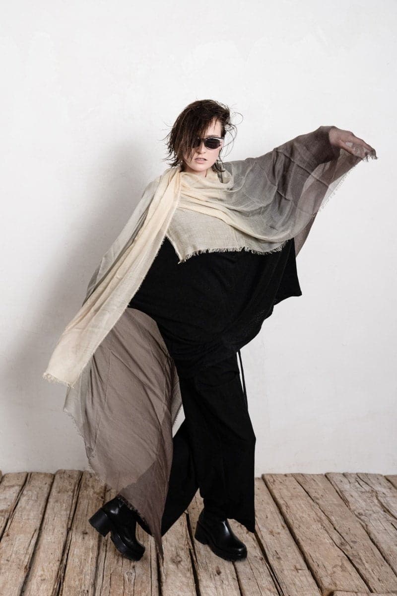 Faliero Sarti | Ginevra | Großer Seidenschal für den Sommer in sand