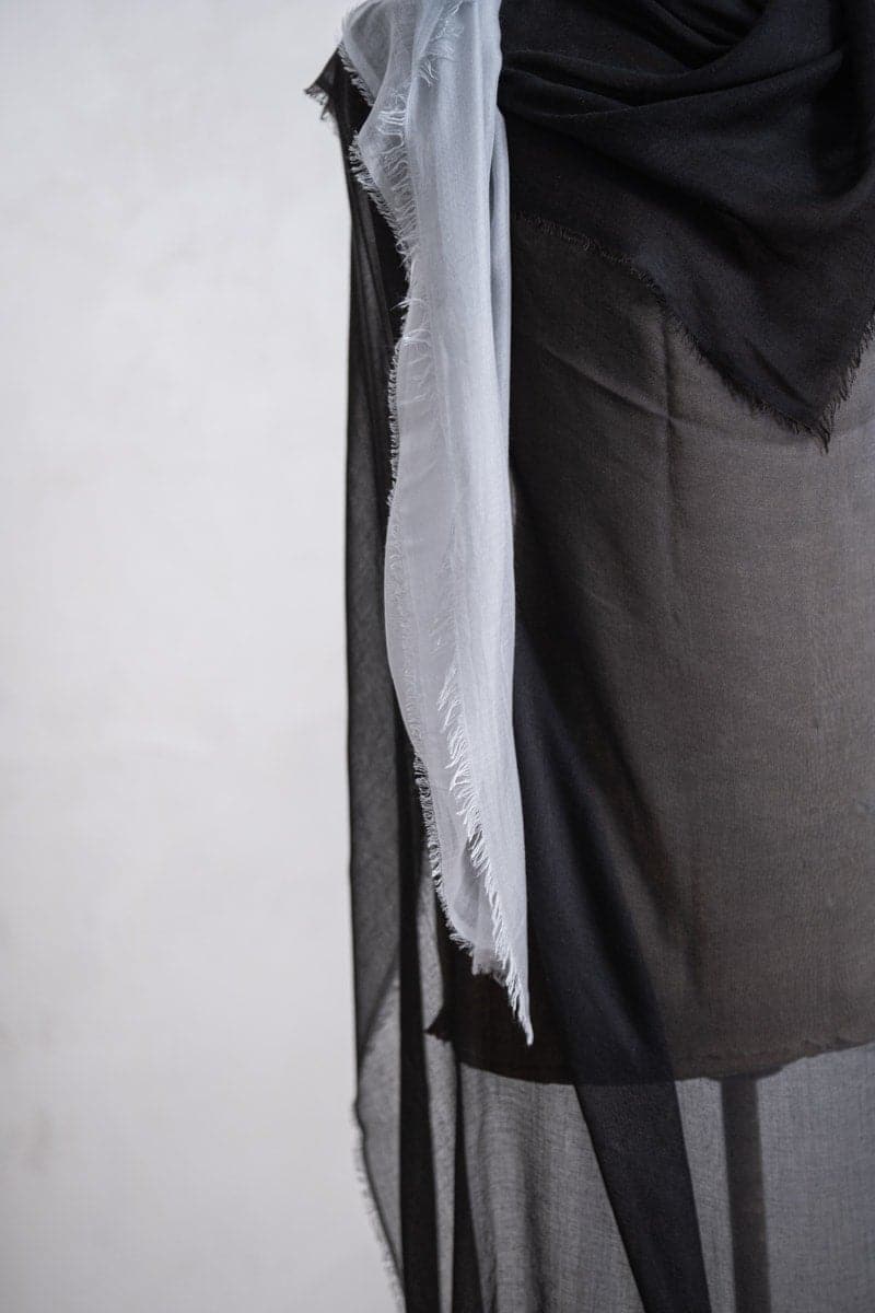 Faliero Sarti | Ginevra | Unverwechselbarer weich-fließender Seidenschal in schwarz/grau