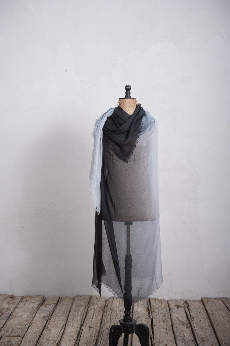 Faliero Sarti | Ginevra | Unverwechselbarer weich-fließender Seidenschal in schwarz/grau