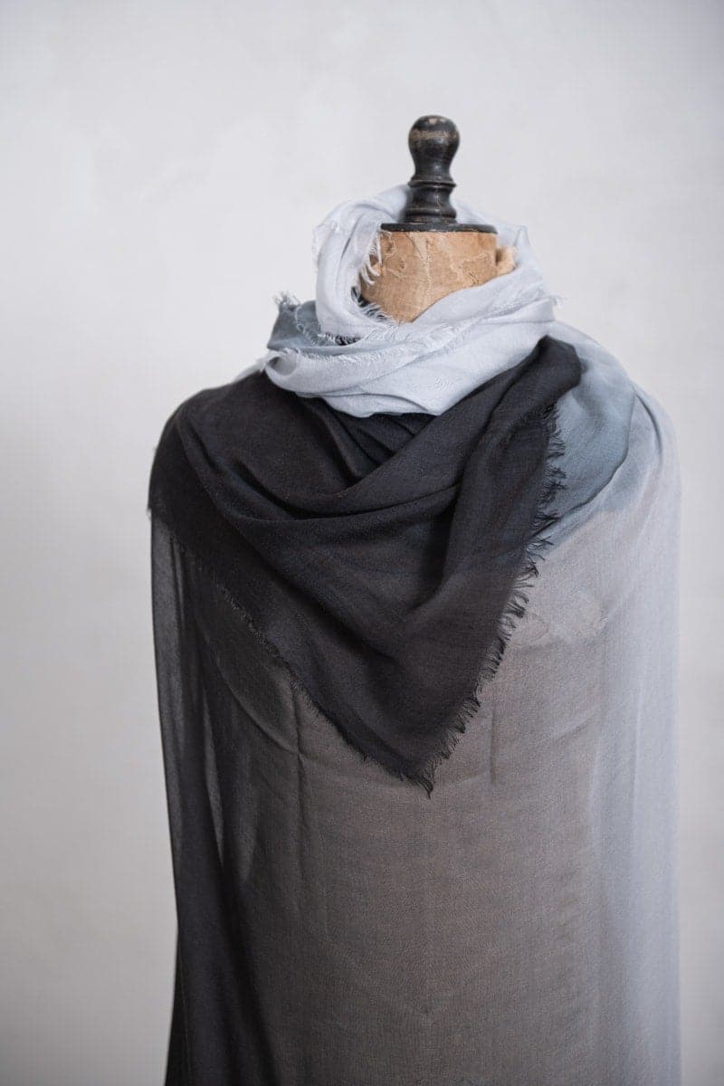 Faliero Sarti | Ginevra | Unverwechselbarer weich-fließender Seidenschal in schwarz/grau