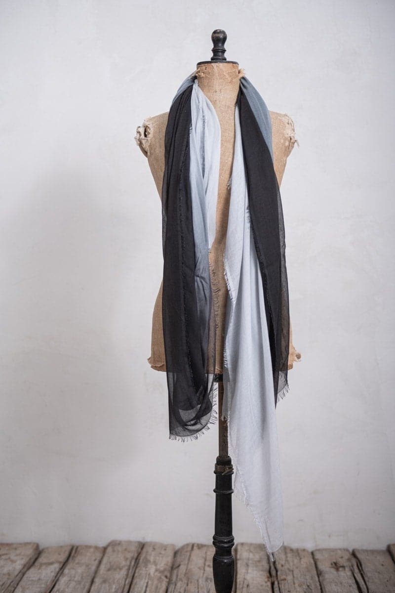 Faliero Sarti | Ginevra | Unverwechselbarer weich-fließender Seidenschal in schwarz/grau