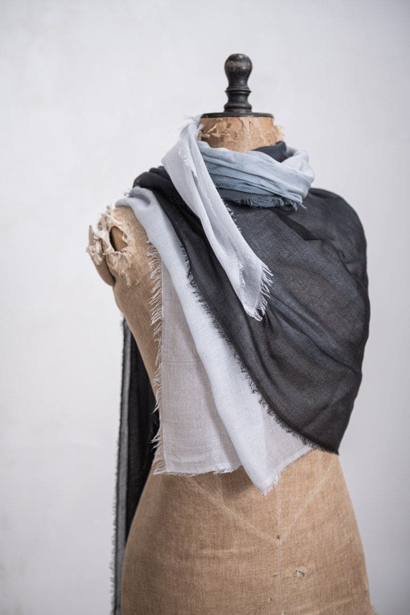 Faliero Sarti | Ginevra | Unverwechselbarer weich-fließender Seidenschal in schwarz/grau