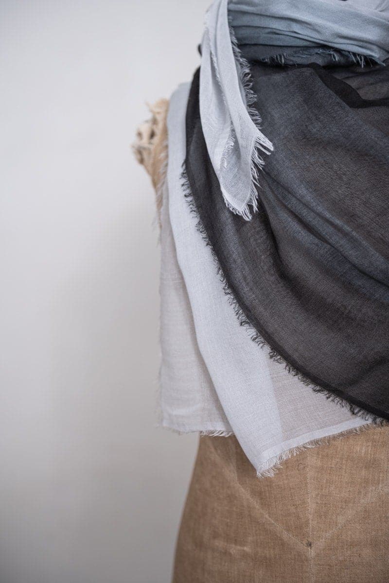 Faliero Sarti | Ginevra | Unverwechselbarer weich-fließender Seidenschal in schwarz/grau