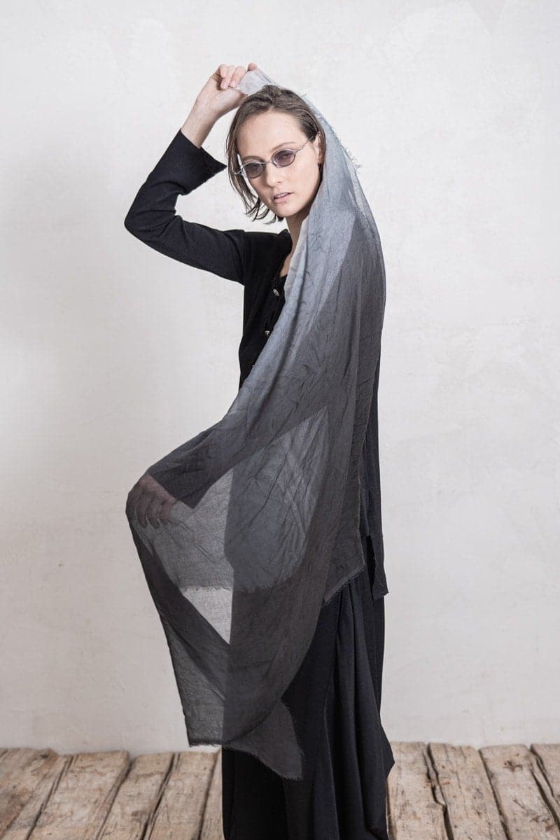 Faliero Sarti | Ginny | Feinster Seidenschal mit speziellem Farbverlauf in grau/schwarz