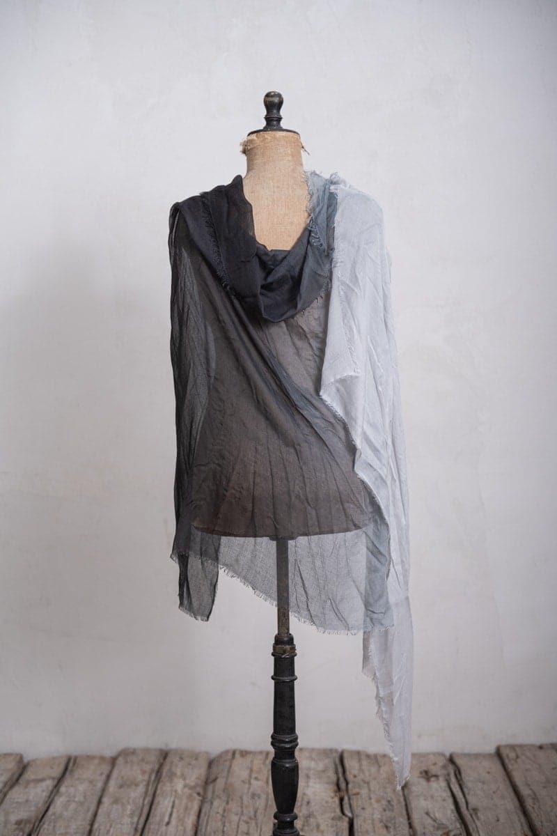 Faliero Sarti | Ginny | Feinster Seidenschal mit speziellem Farbverlauf in grau/schwarz