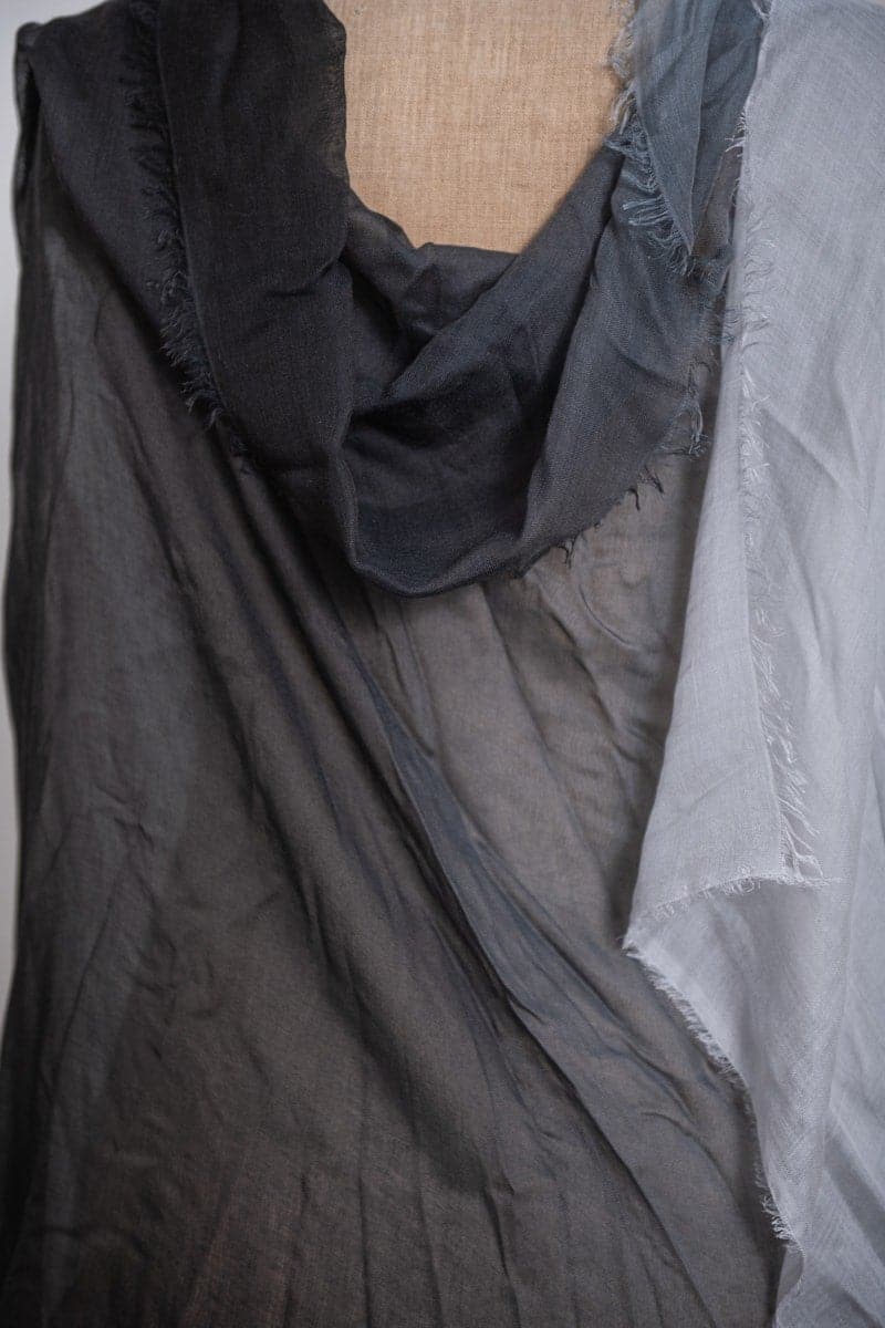 Faliero Sarti | Ginny | Feinster Seidenschal mit speziellem Farbverlauf in grau/schwarz