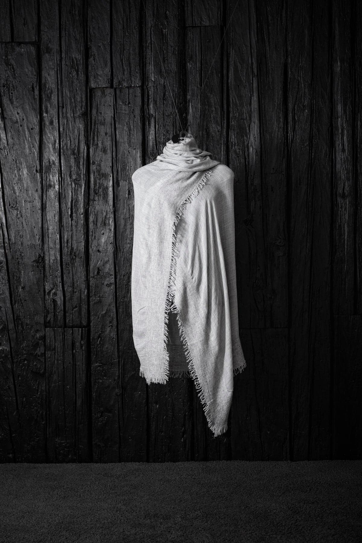 Schal Faliero Sarti | Isadora | Einzigartiger weicher und leichter Wolle-Kaschmir-Seidenschal in hellgrau - eigensinnig wien Online Shop für Designer Mode und Avantgarde Mode