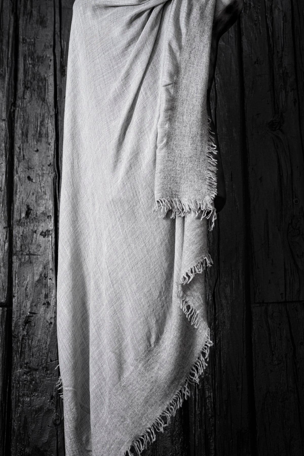 Faliero Sarti | Isadora | Einzigartiger weicher und leichter Wolle-Kaschmir-Seidenschal in hellgrau