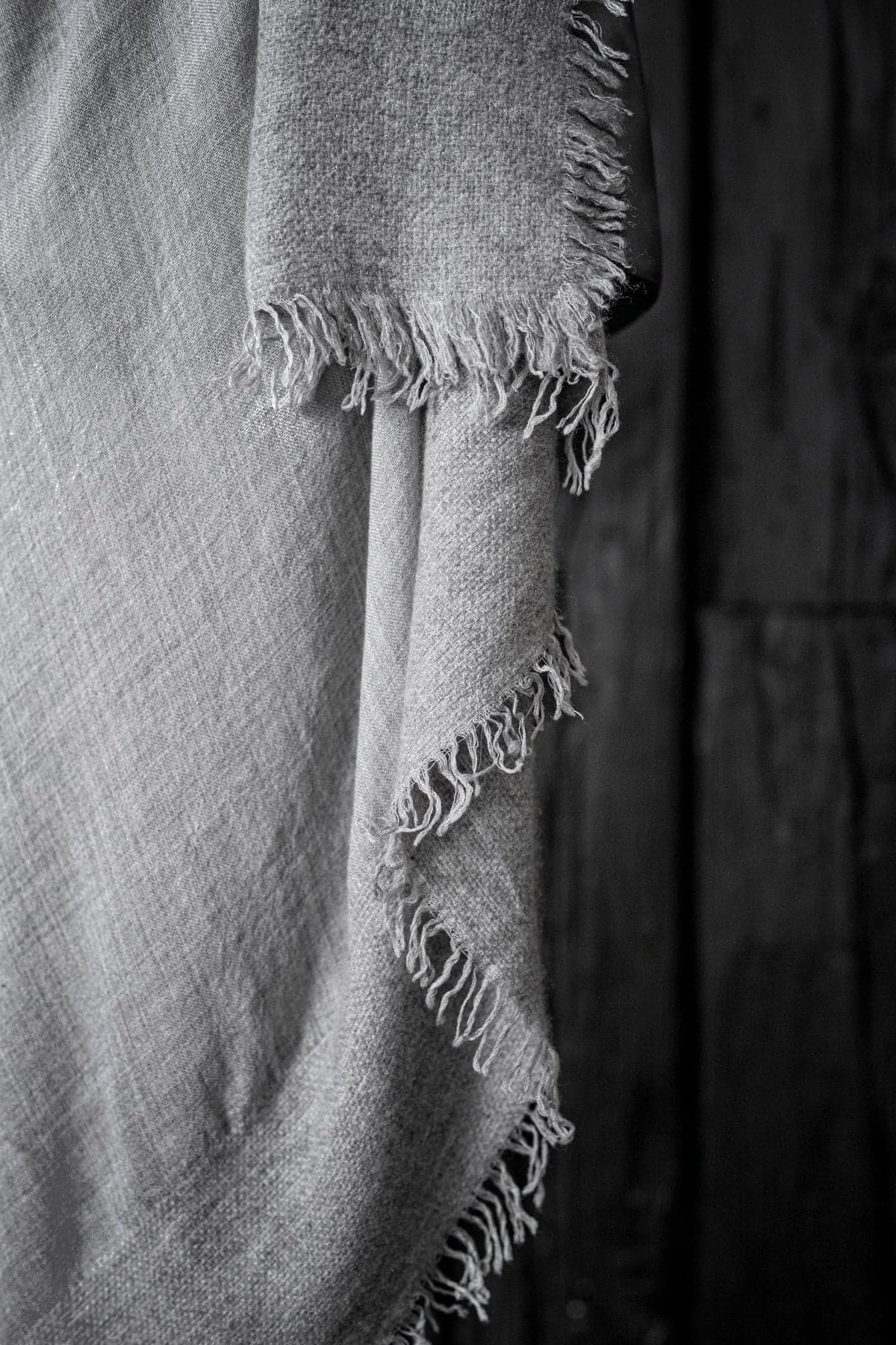 Faliero Sarti | Isadora | Einzigartiger weicher und leichter Wolle-Kaschmir-Seidenschal in hellgrau