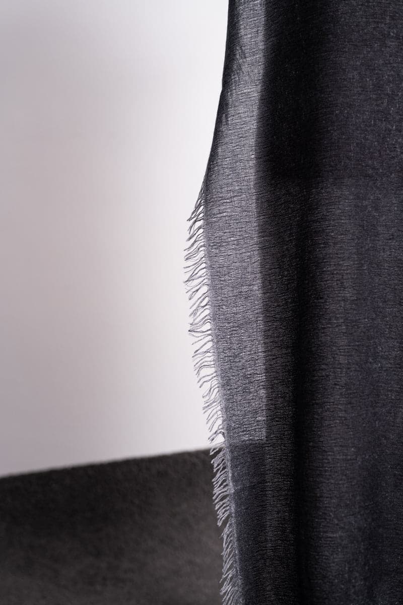 Faliero Sarti | Kia | Extravaganter und sehr großer Kaschmir-Seidenschal in grau