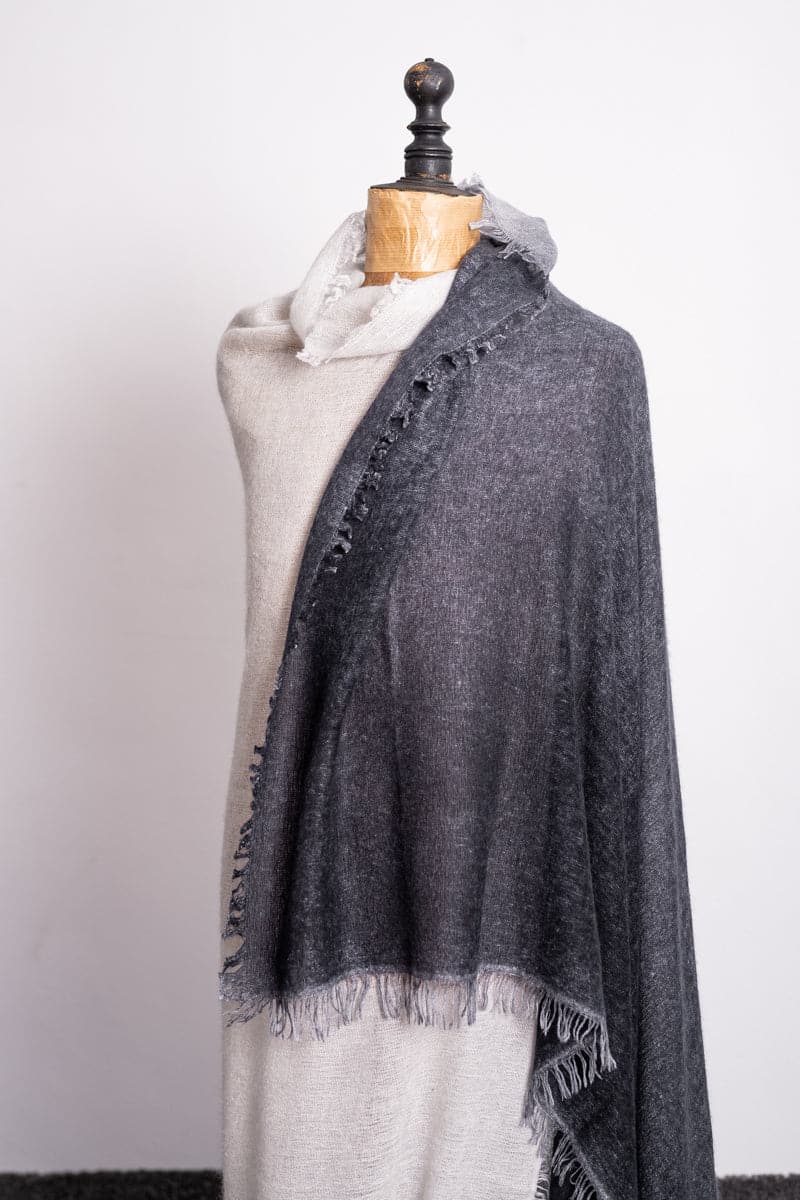 Faliero Sarti | Kia | Extravaganter und sehr großer Kaschmir-Seidenschal in grau