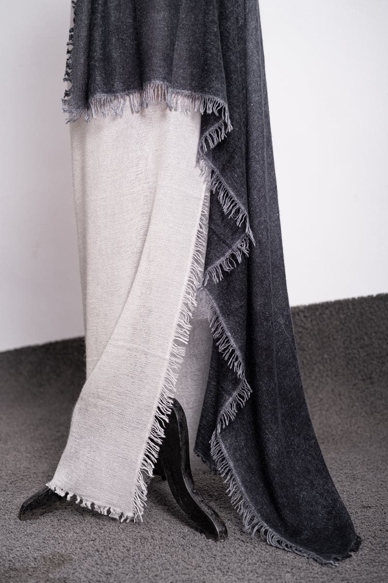 Faliero Sarti | Kia | Extravaganter und sehr großer Kaschmir-Seidenschal in grau