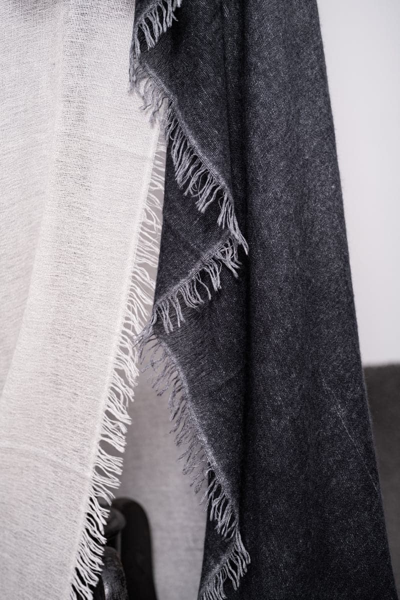 Faliero Sarti | Kia | Extravaganter und sehr großer Kaschmir-Seidenschal in grau