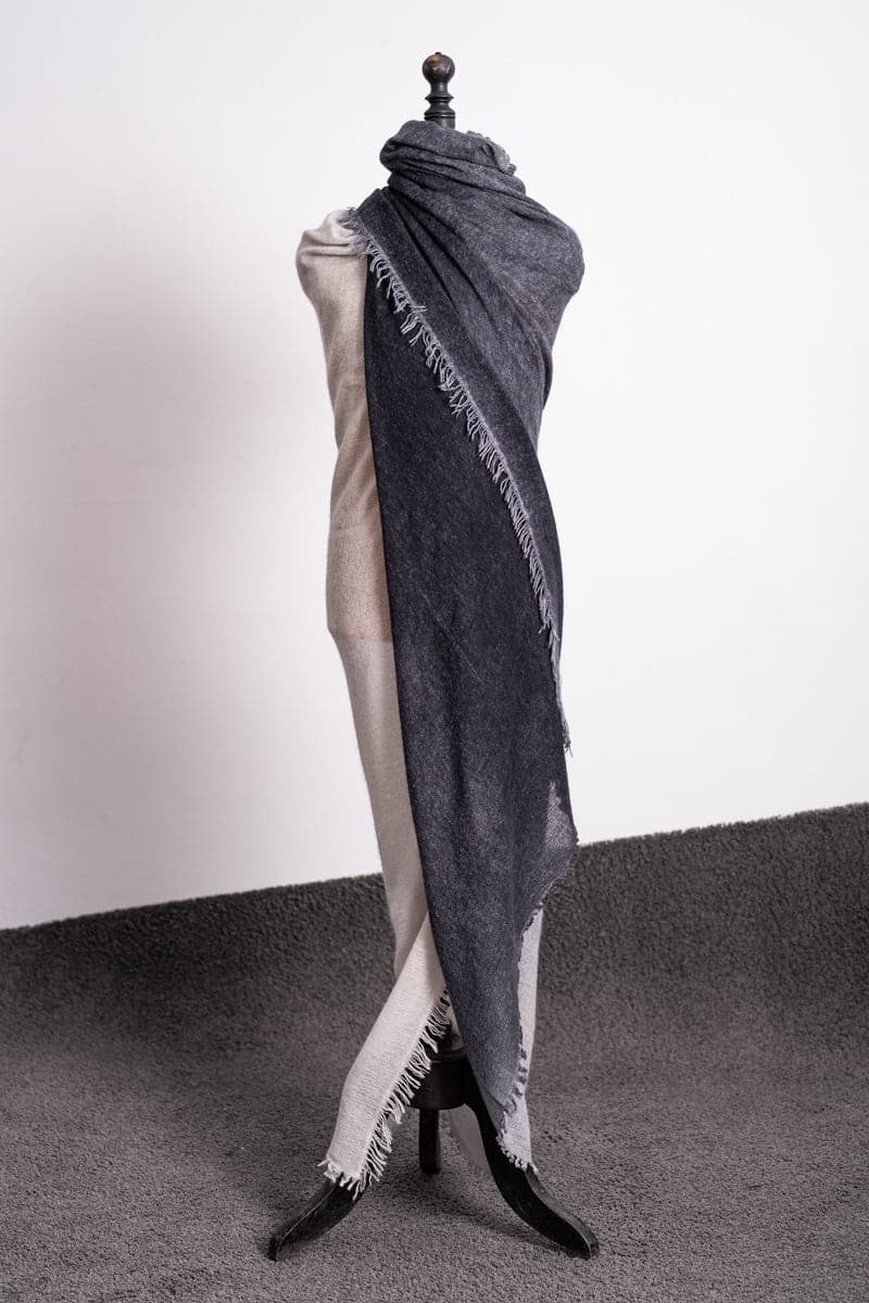 Faliero Sarti | Kia | Extravaganter und sehr großer Kaschmir-Seidenschal in grau