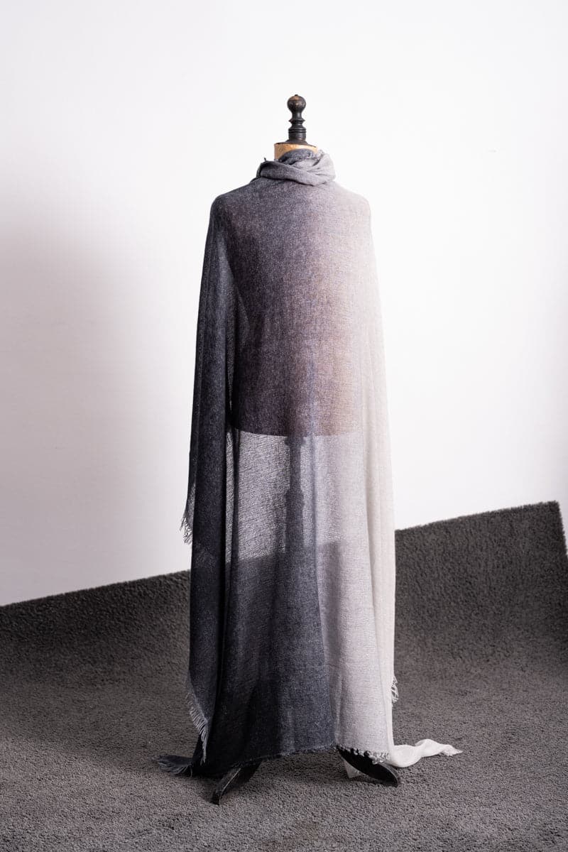Faliero Sarti | Kia | Extravaganter und sehr großer Kaschmir-Seidenschal in grau