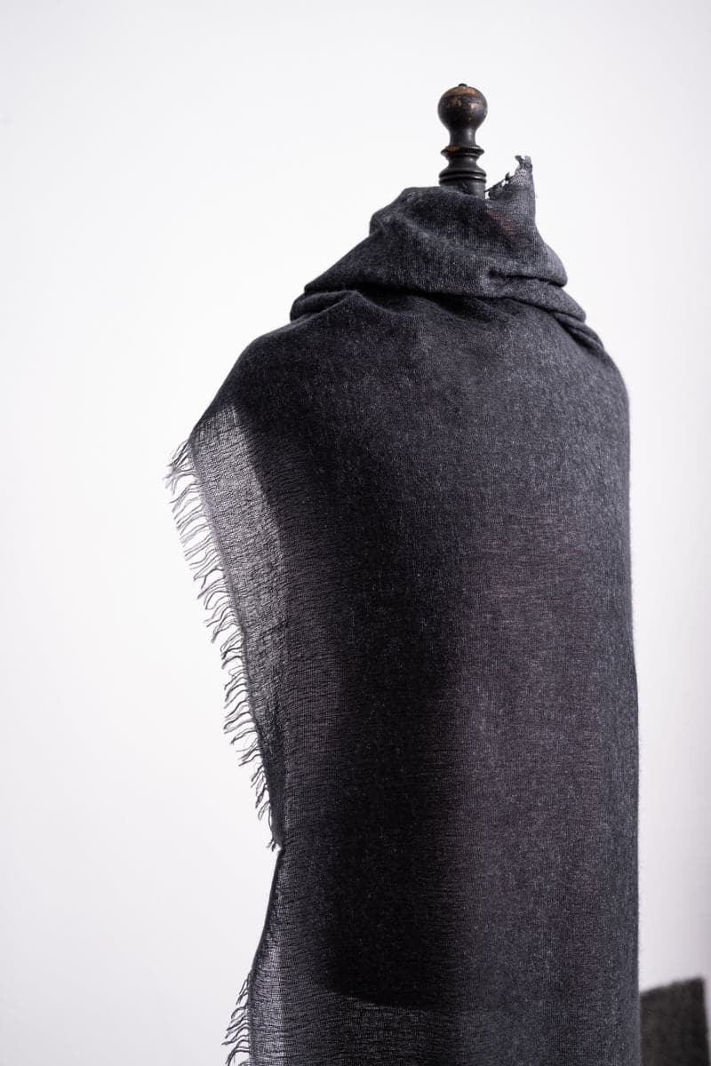 Faliero Sarti | Kia | Extravaganter und sehr großer Kaschmir-Seidenschal in grau