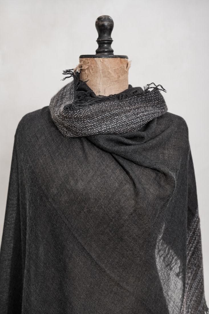 Faliero Sarti | Leonor | Ausgefallener und weicher Kaschmir-Seidenschal in schwarz/grau