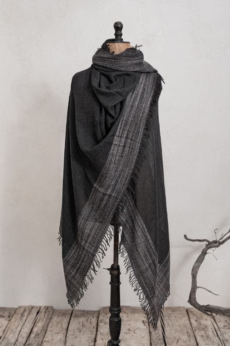 Faliero Sarti | Leonor | Ausgefallener und weicher Kaschmir-Seidenschal in schwarz/grau