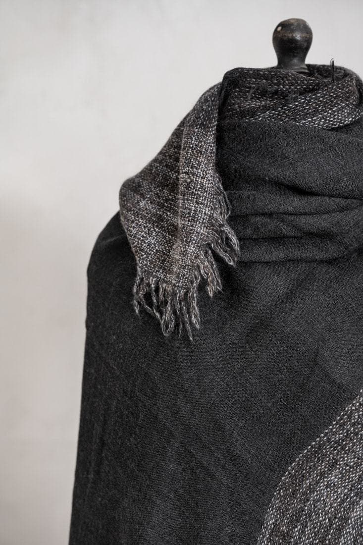 Faliero Sarti | Leonor | Ausgefallener und weicher Kaschmir-Seidenschal in schwarz/grau
