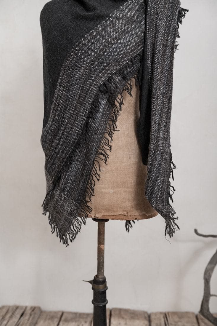 Faliero Sarti | Leonor | Ausgefallener und weicher Kaschmir-Seidenschal in schwarz/grau