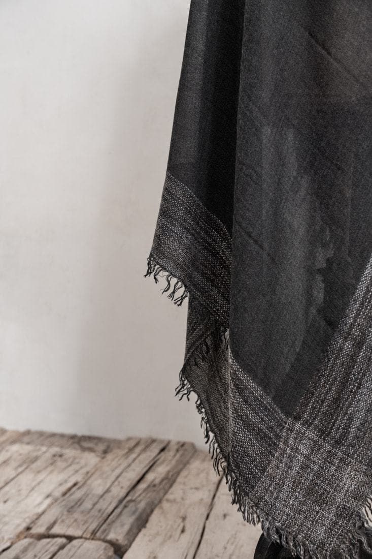 Faliero Sarti | Leonor | Ausgefallener und weicher Kaschmir-Seidenschal in schwarz/grau