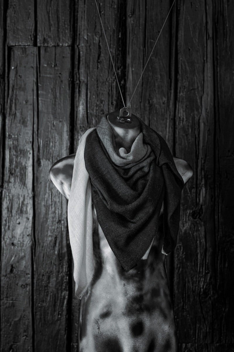 Faliero Sarti | Miuccia | Warmer Kaschmir-Wolle Schal mit Farbverlauf in Schwarz/Grau