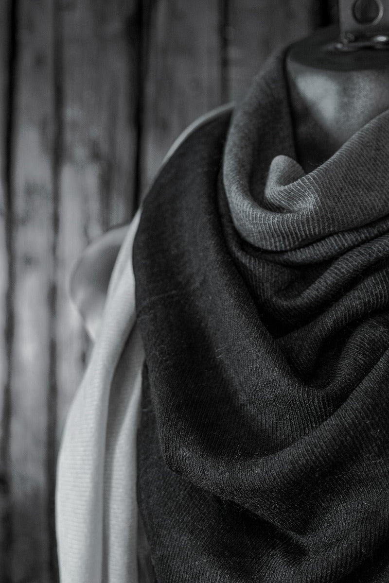 Faliero Sarti | Miuccia | Warmer Kaschmir-Wolle Schal mit Farbverlauf in Schwarz/Grau