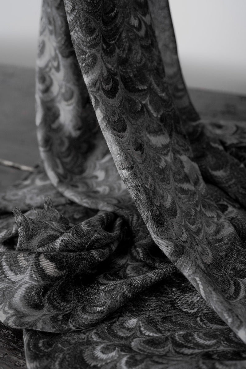 Faliero Sarti | Multipapiro | Weicher Schal mit Allover-Print in Grau