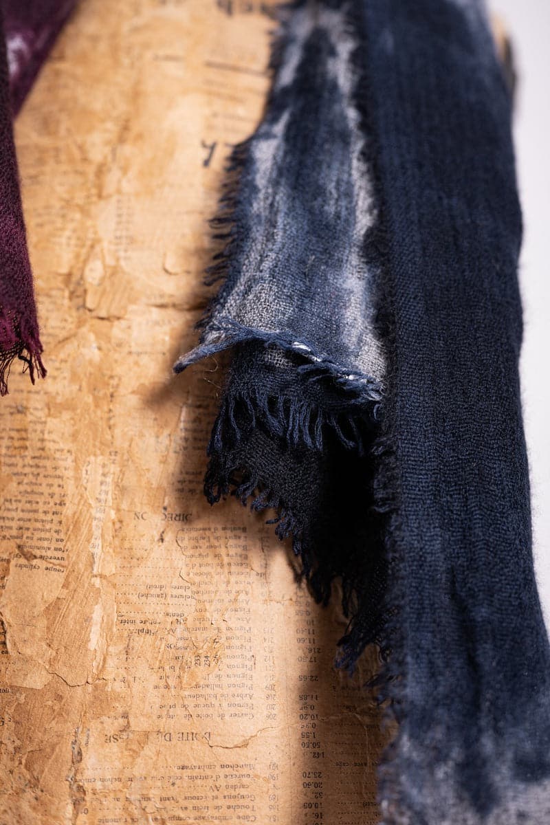 Faliero Sarti | Scurina | Spezieller Kaschmir-Seidenschal mit speziellem Muster in blau/violett