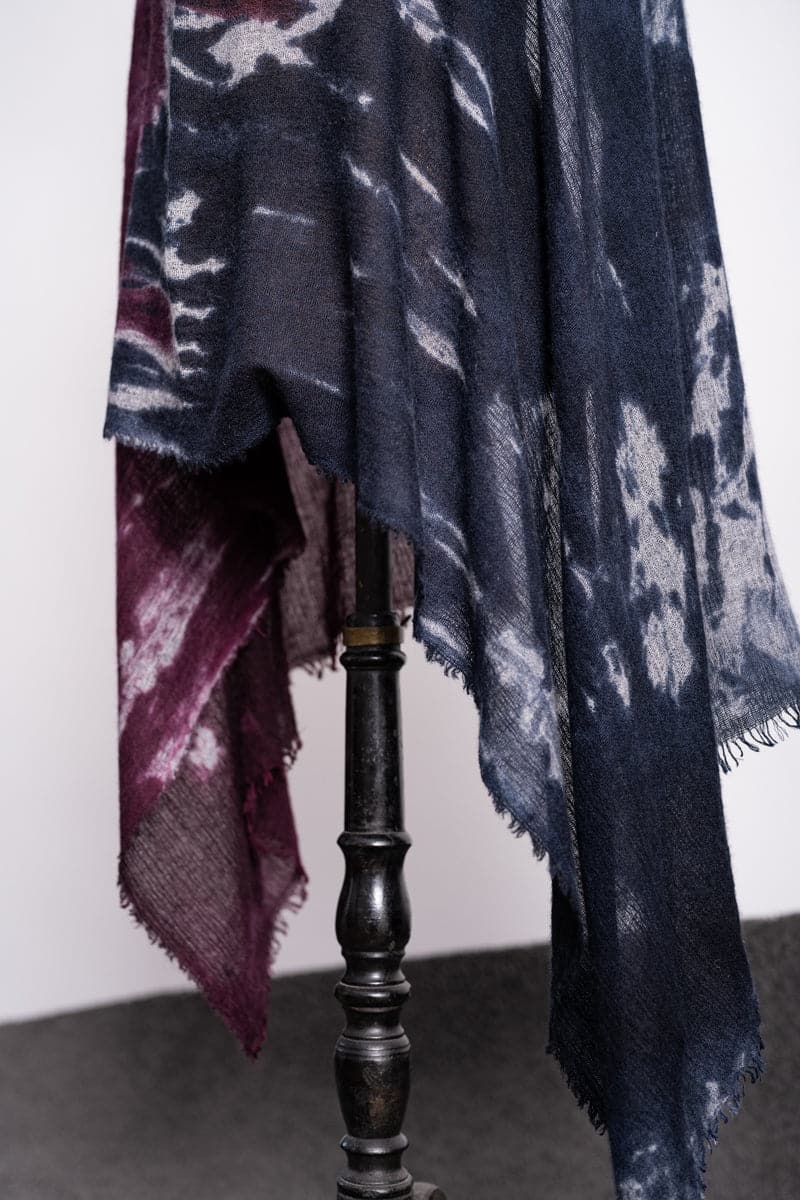 Faliero Sarti | Scurina | Spezieller Kaschmir-Seidenschal mit speziellem Muster in blau/violett